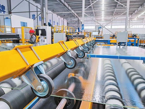 云南省首條光伏玻璃生產(chǎn)線在昭通投產(chǎn)，三輪車總裝及零部件生產(chǎn)同步推進(jìn)